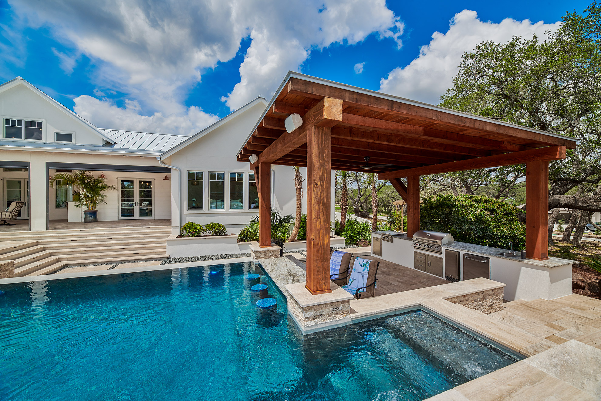 infinity pool in tx hill country with swim-up bar